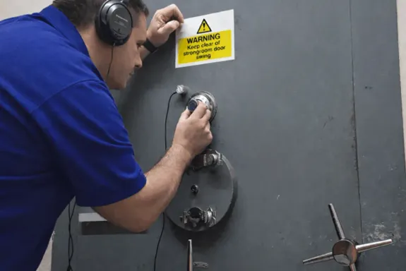 24/7 emergency safe opening service